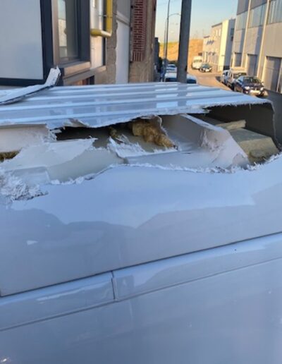 Techo de vehículo con chapa destrozada