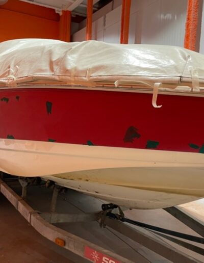 Lancha preparada para ser pintada por los laterales