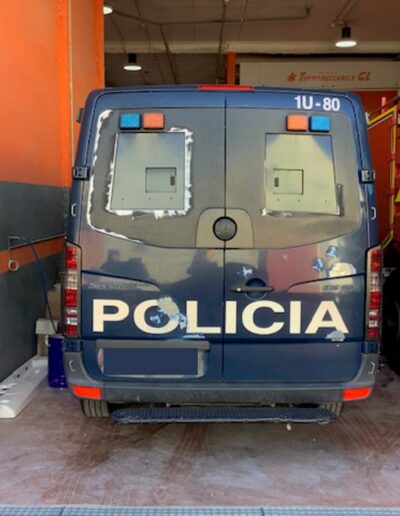 trasera de furgoneta de policía con trabajos de chapa y pintura en rodamovil
