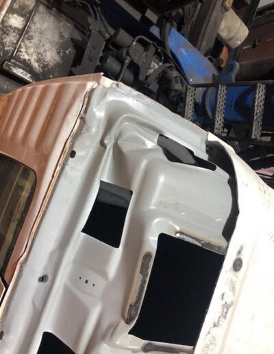 Camión con chapa totalmente descuadrada