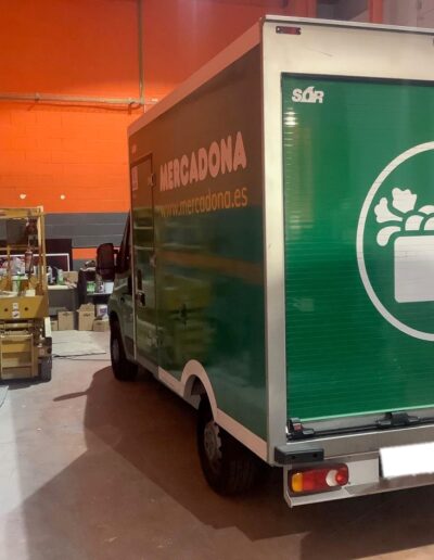 camion pequeño preparado para pintura de vehículo