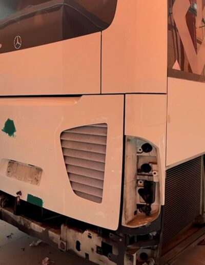 trasera de autobus con paragolpes y luces rotas