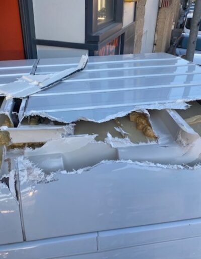 furgoneta con la chapa del techo totalmente destrozada