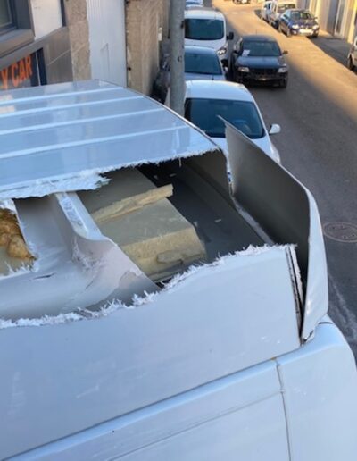 Techo de furgoneta con chapa de techo destrozado