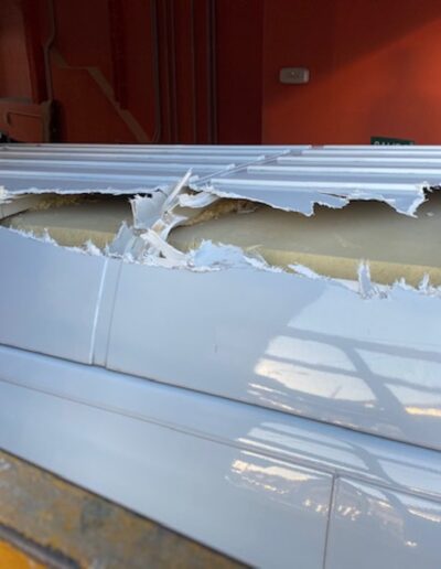 lateral del techo de vehículo con chapa destrozada